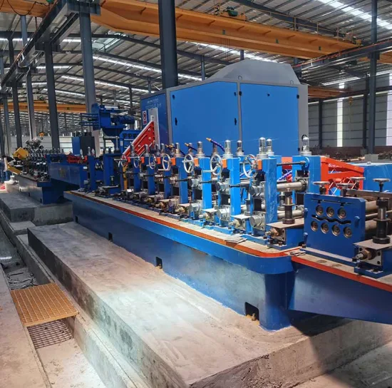 Maschine zur Herstellung von ERW-Stahlrohren aus verzinktem Metall. Rohrmühlenformmaschine